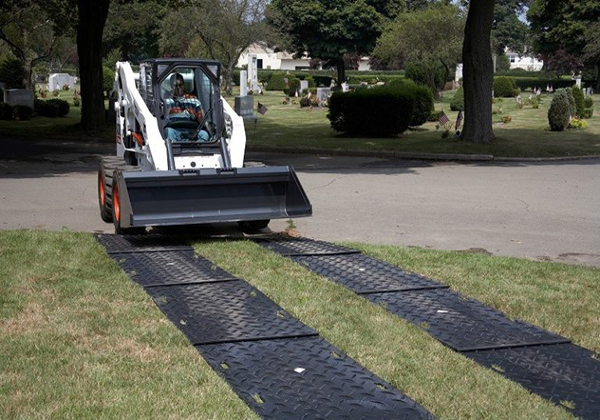 Construction site compression and wear-resistant road mats can be recycled repeatedly